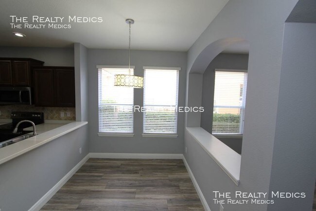 Building Photo - Fantastic East Lake Park Location!