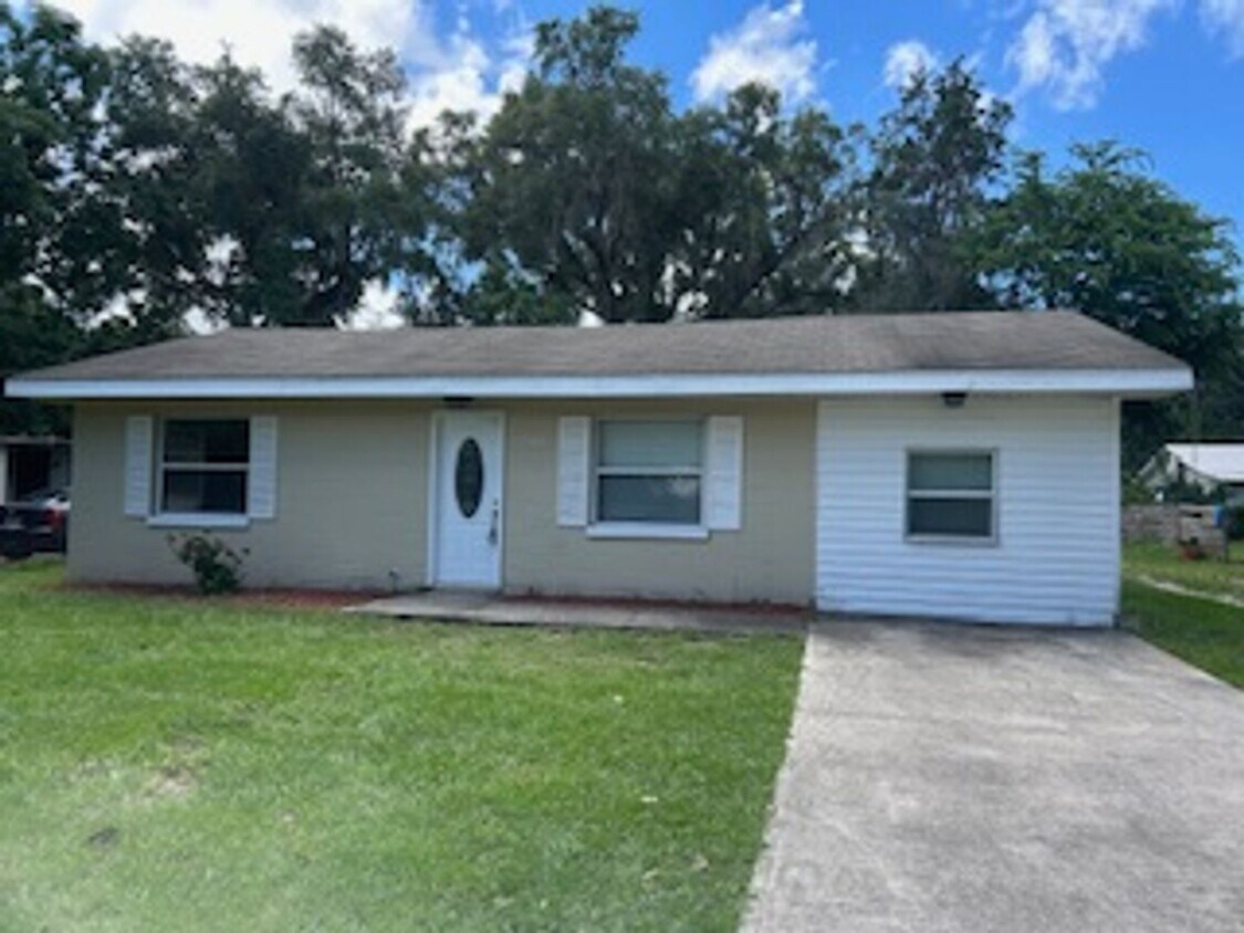 Primary Photo - 3 bed 1 bath fenced backyard- pet friendly!