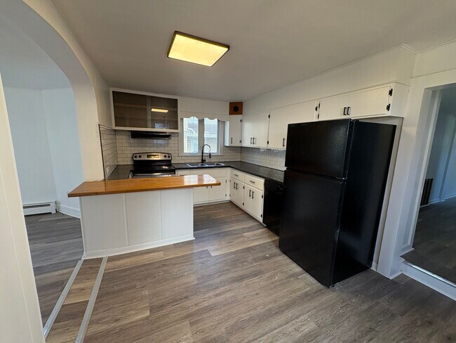 Cocina con isla y espacio para mesa de comedor - 318 N 4th St