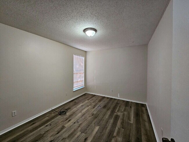 Foto del edificio - Spacious 3 Bedroom, 2 Bath Duplex in Northeast Pensacola