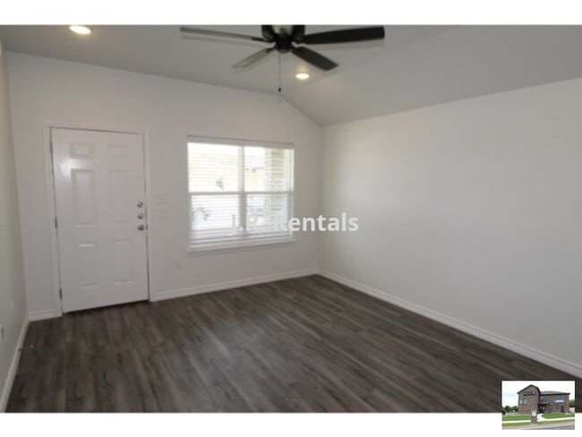 Foto del edificio - 118 Wind Ridge Dr