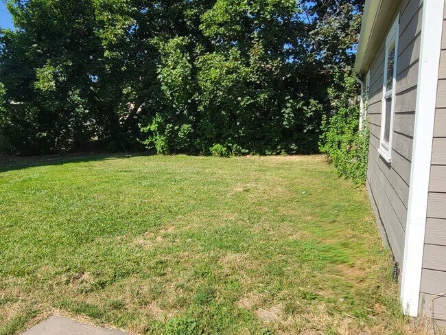 Building Photo - Charming 2 bed/ 1 bath house with fenced y...