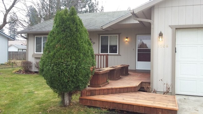 Building Photo - Charming 3 bdrm 2 bath Post Falls Home