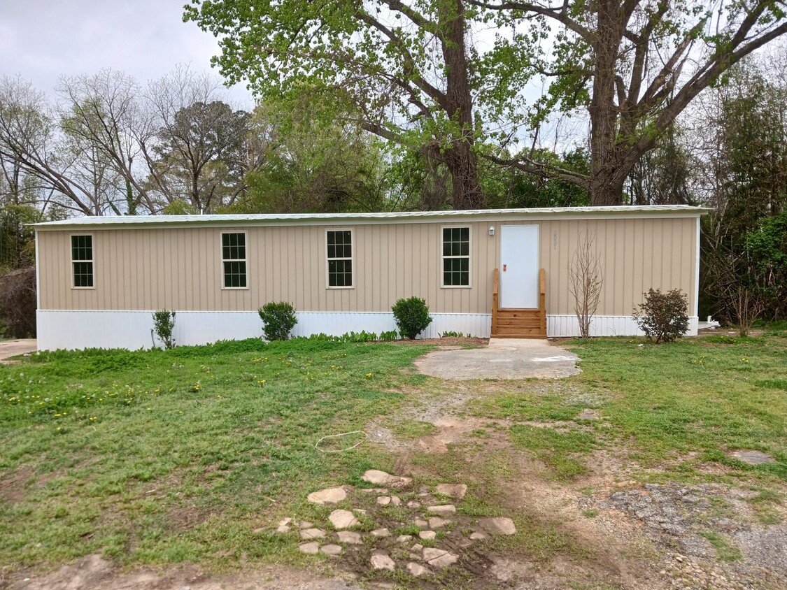 Primary Photo - Renovated Three Bedroom Mobile Home for Re...