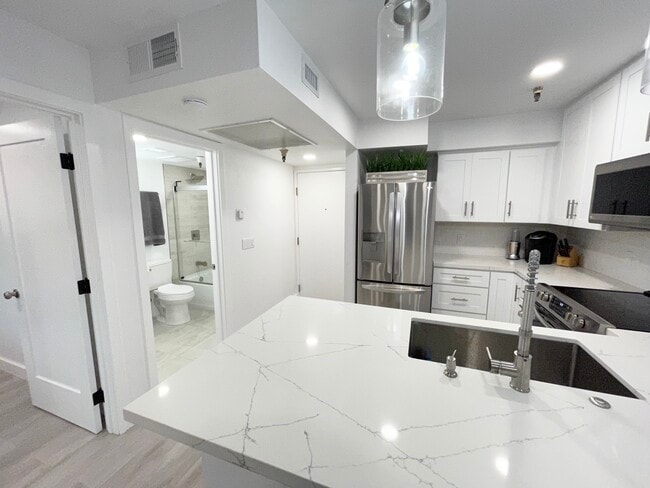 Building Photo - 3830 Avenida Del Presidente