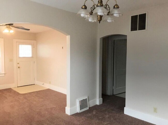 Foto del edificio - HOUSE...fenced in backyard