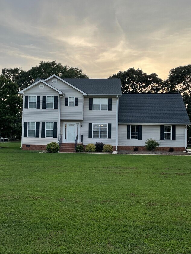 Primary Photo - 102 Country Garden Ln