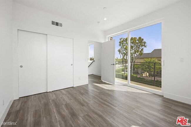 Building Photo - 2 br, 2.5 bath House - 5500 W Olympic Blvd