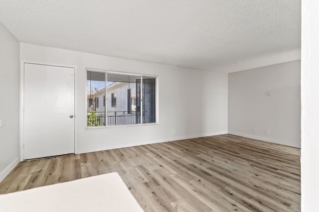 Building Photo - 1050 Gaviota Ave