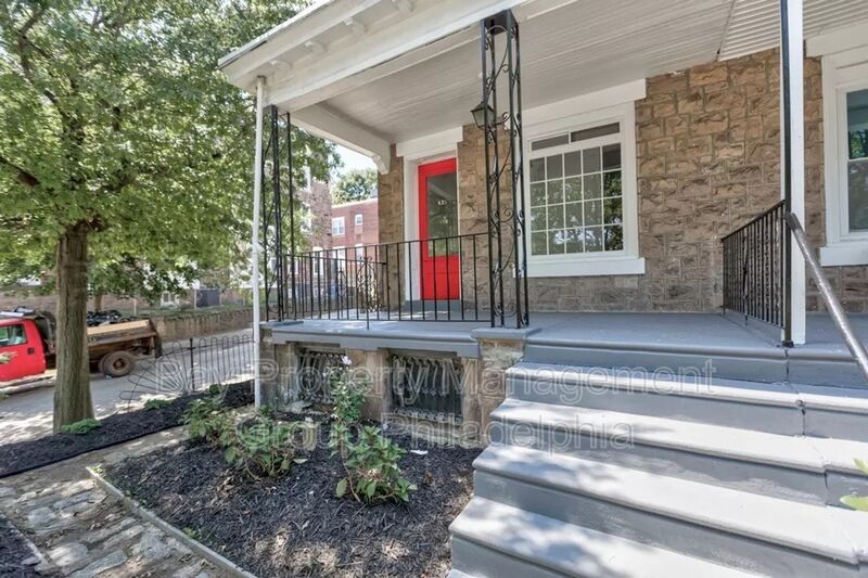 Foto principal - 435 E Walnut Ln