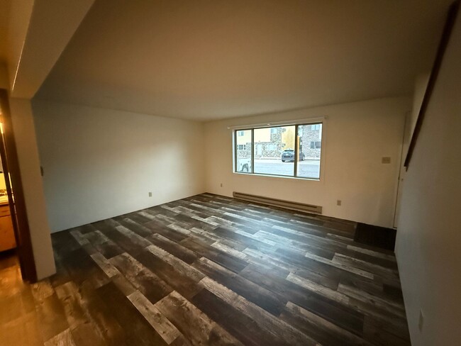 Foto del edificio - Two bedroom, one and bathroom townhome loc...