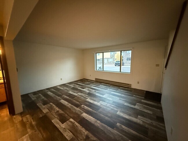 Foto del edificio - Two bedroom, one and bathroom townhome located close to Regional West Medical Center!