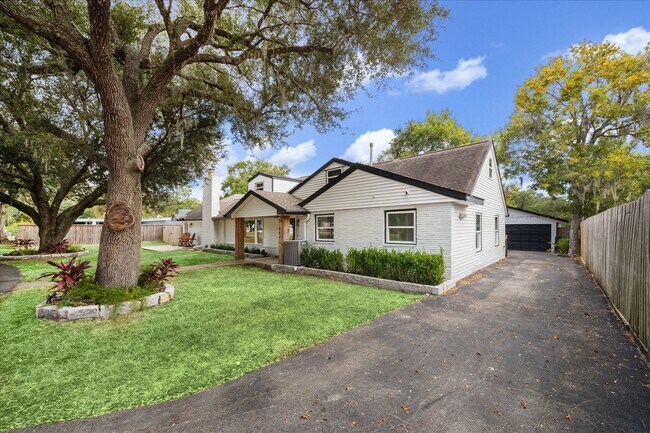 Building Photo - 205 W Bayou Dr