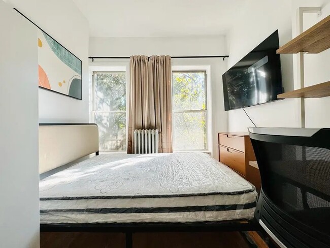 Foto del edificio - Furnished room/NOT APARTMENT