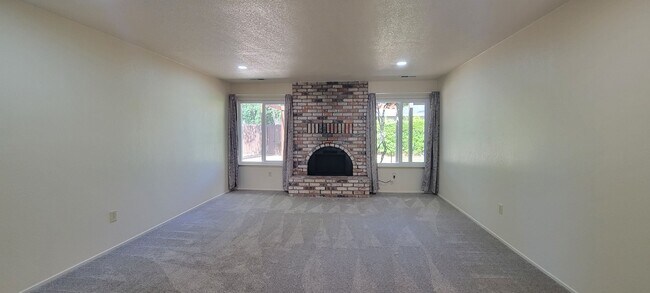 Building Photo - Newly Updated 3 Bdrm 2 Bath House Near Schools and Shopping, Corner of Shasta Pines and Mistletoe
