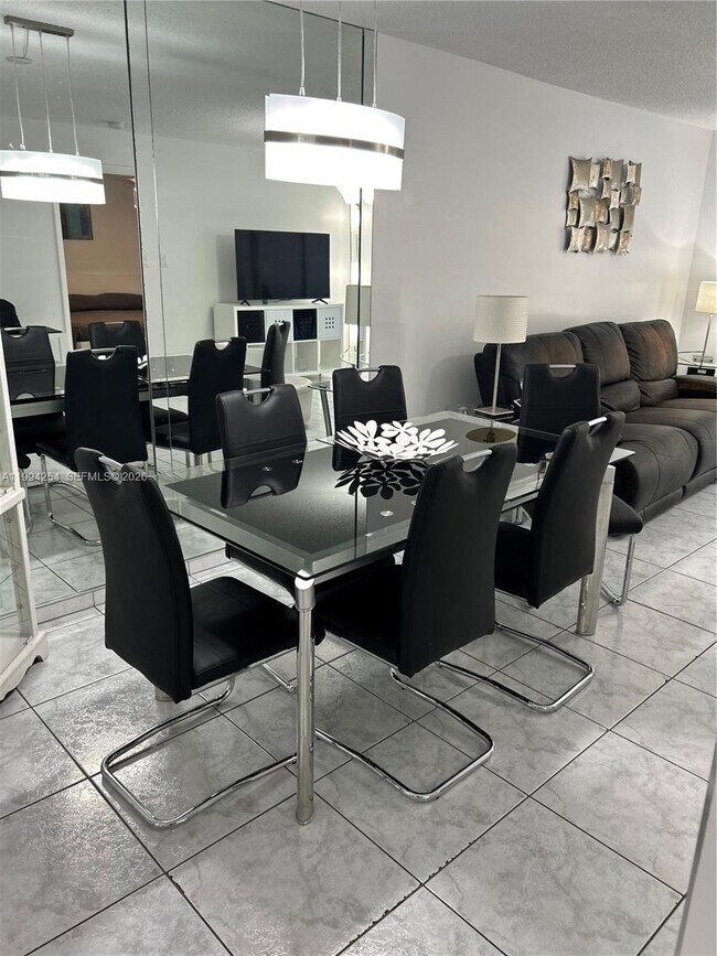 Foto del edificio - 17801 N Bay Rd