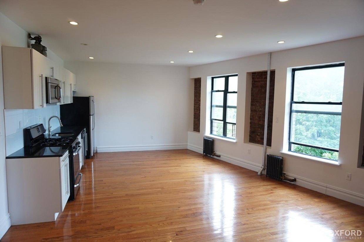 Primary Photo - 736 Riverside Drive