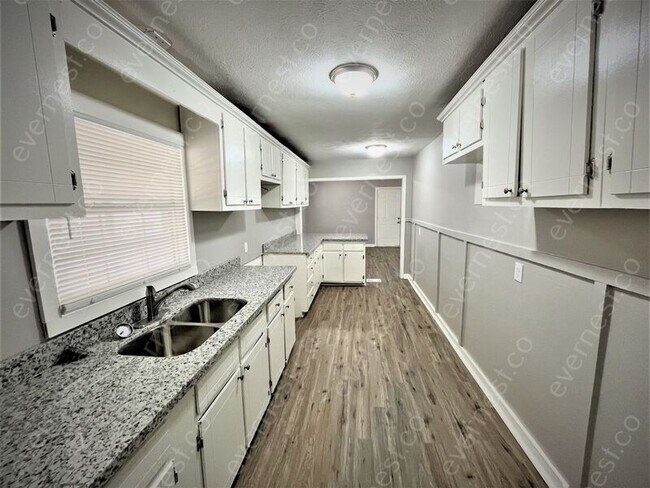 Building Photo - 3008 Woodview Dr