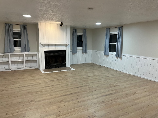 Building Photo - 369 S Eastern Ave