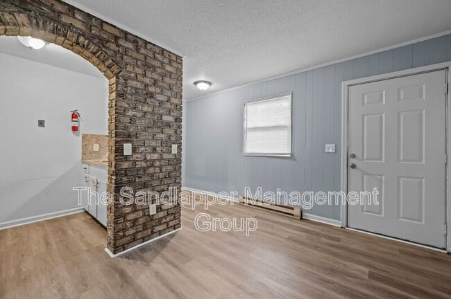 Building Photo - 1215 Mosstree Rd