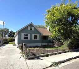 Building Photo - 545 Elm St