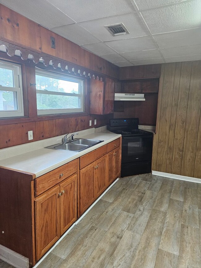 Building Photo - 2 BR/ 1 BA Home
