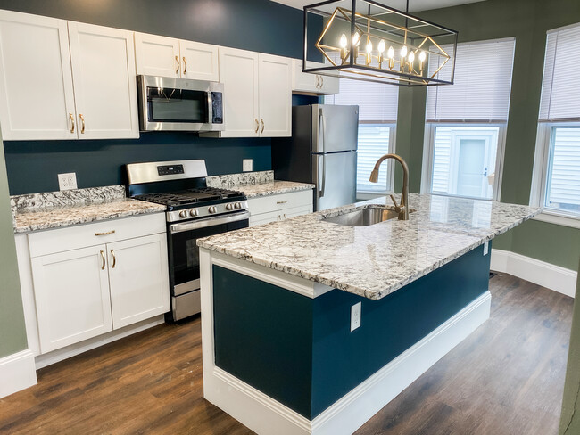 Countertop height bar in eat-in kitchen - 4326 Brownway Ave