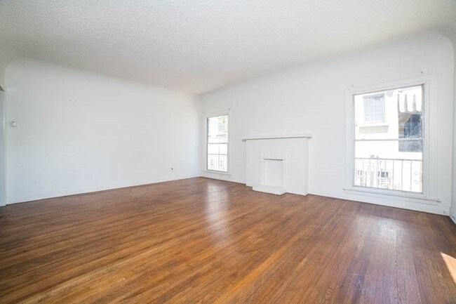 Interior Photo - 1271 S Sycamore Ave