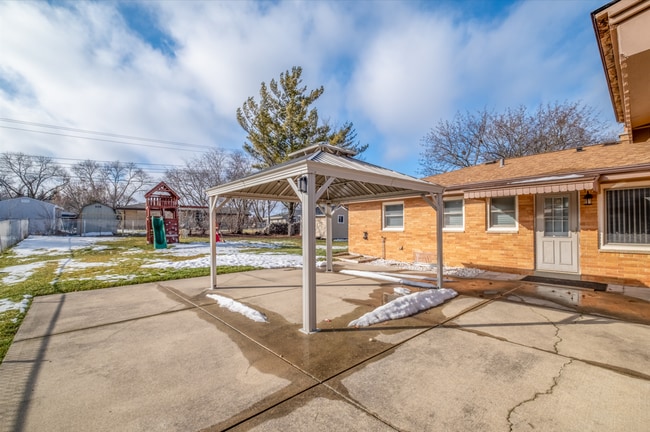 Building Photo - PRICE DROP! Updated South Side Gem for Ren...