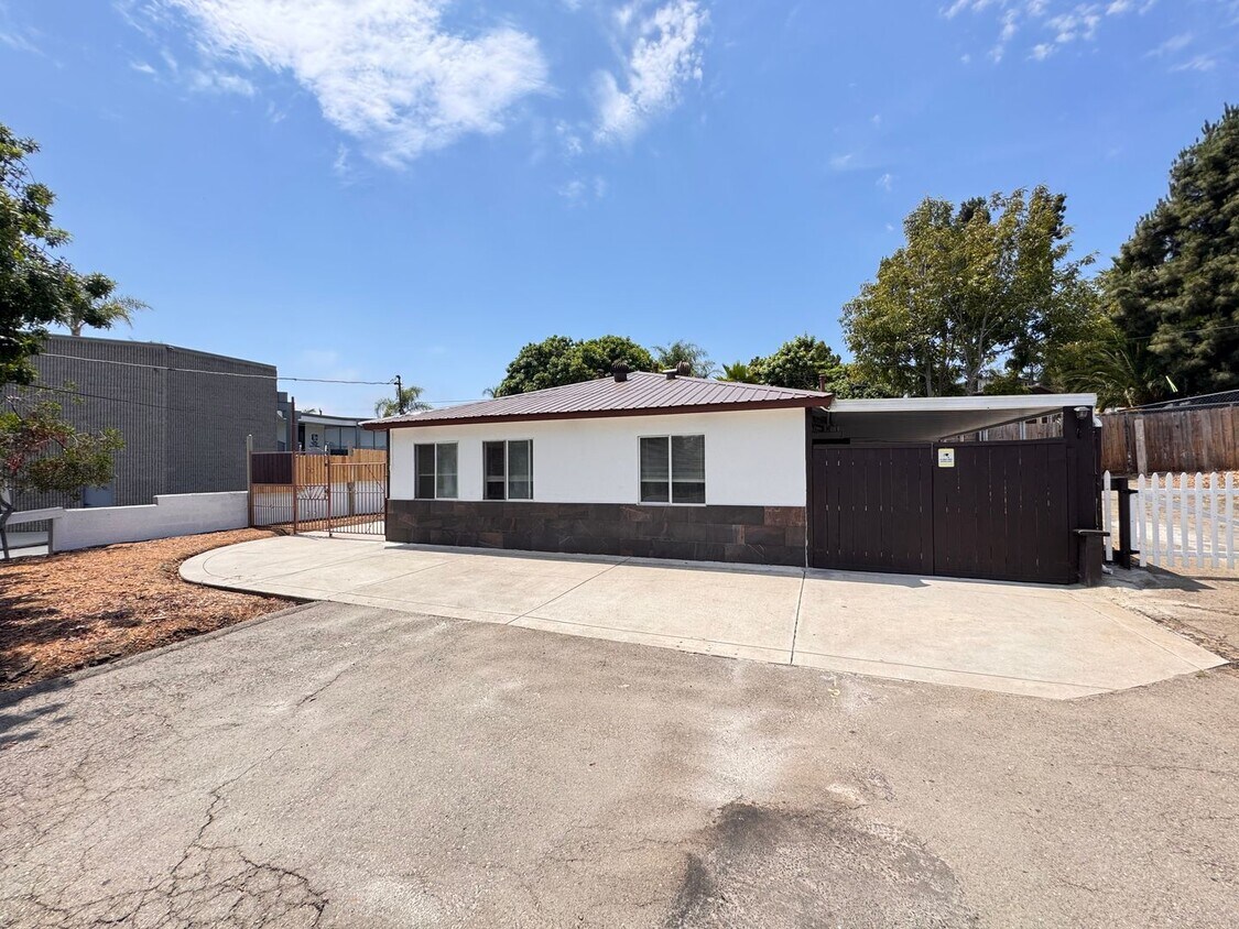 Primary Photo - 1335 W Vista Way