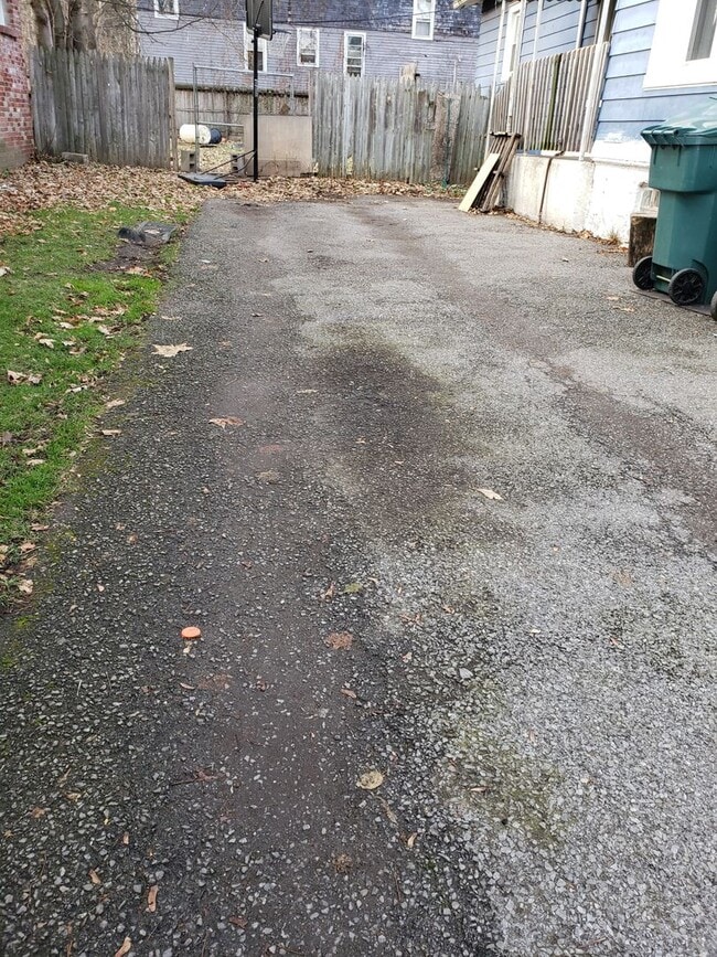Building Photo - Three Bedroom Single Family Home!