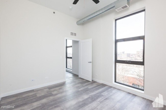 Building Photo - 2150 W Lawrence Ave
