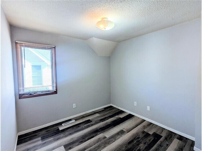 Foto del edificio - 825 Jessamine Ave E