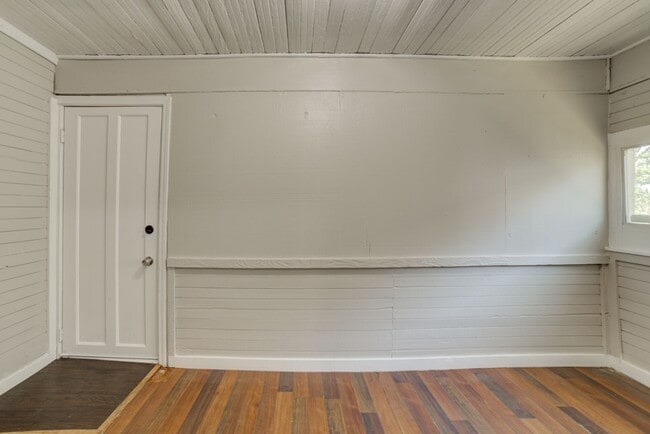 Building Photo - N Rosedale Ave Duplex