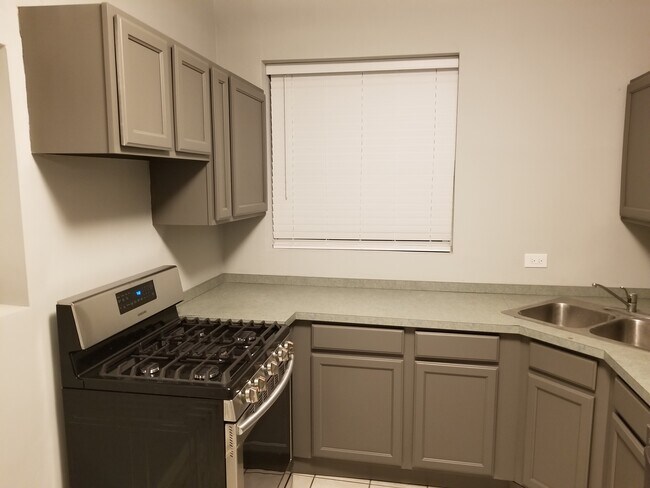 Kitchen - 1014 N Ashland Ave