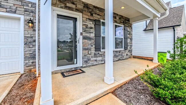 Building Photo - A stylish and modern single-family home wi...