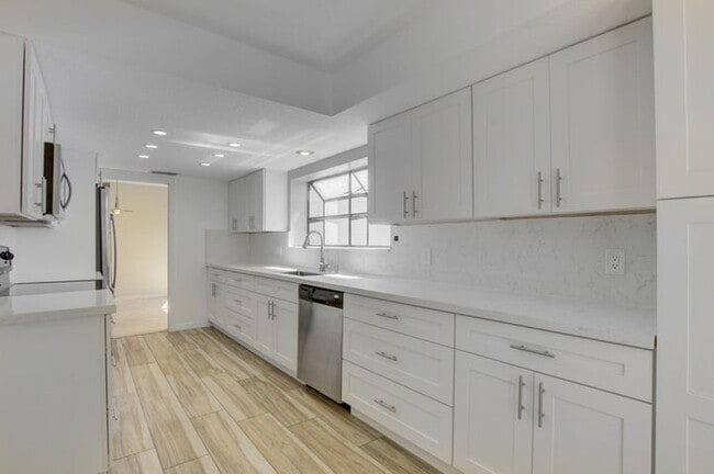 Building Photo - 6725 Lago Vista Ter