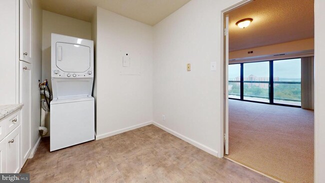 Building Photo - 307 Yoakum Pkwy