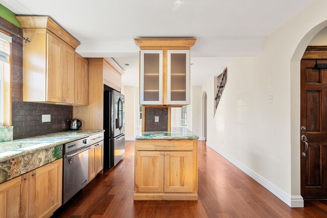 Building Photo - 76 Taft Ave