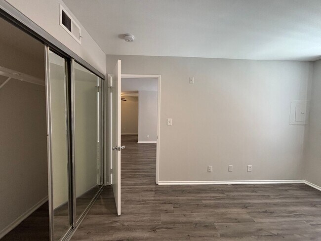 Interior Photo - 314 South Manhattan Place