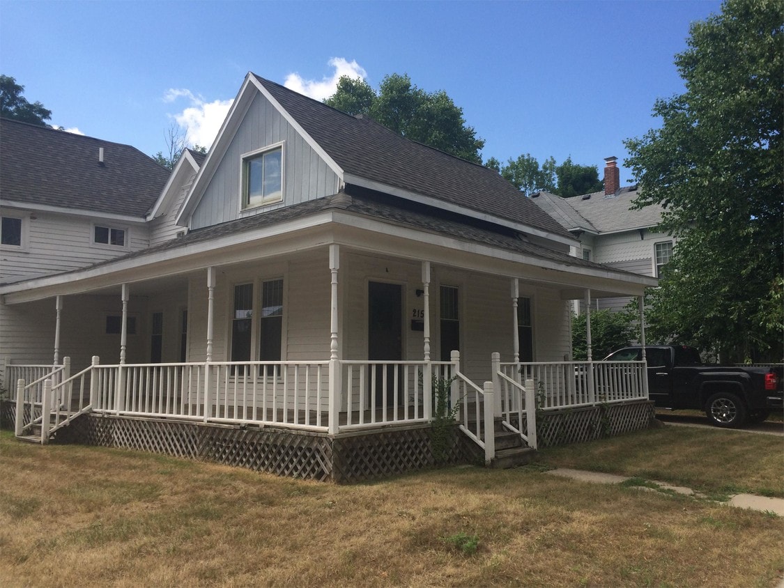 Primary Photo - 215 N Main St