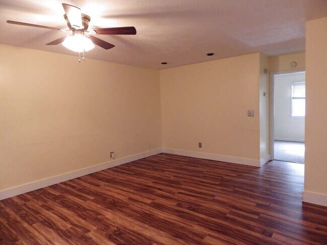De la sala de estar al dormitorio - 510 E Gillespie St