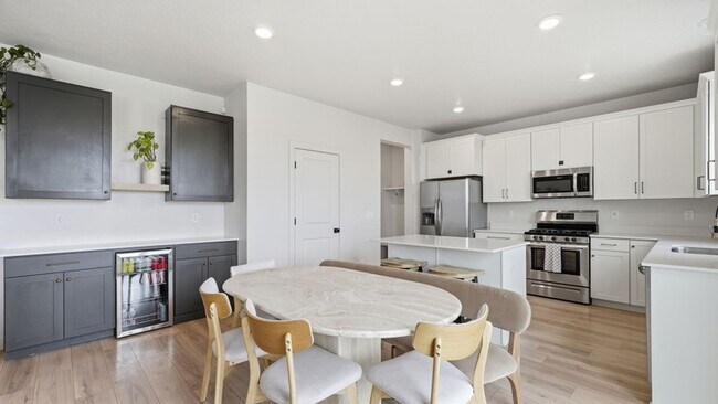 Building Photo - 328 W Snowberry Dr