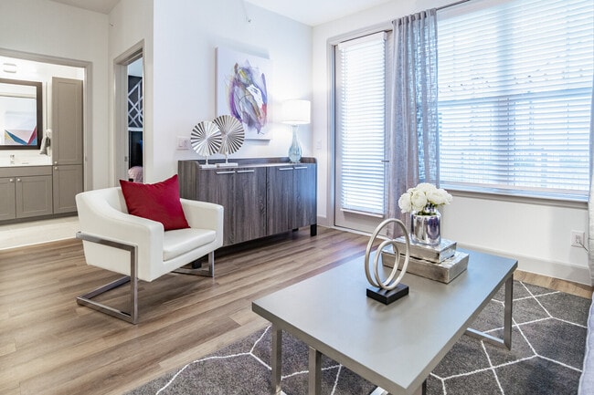 Building Photo - Spacious Living with 1 Month Free Rent