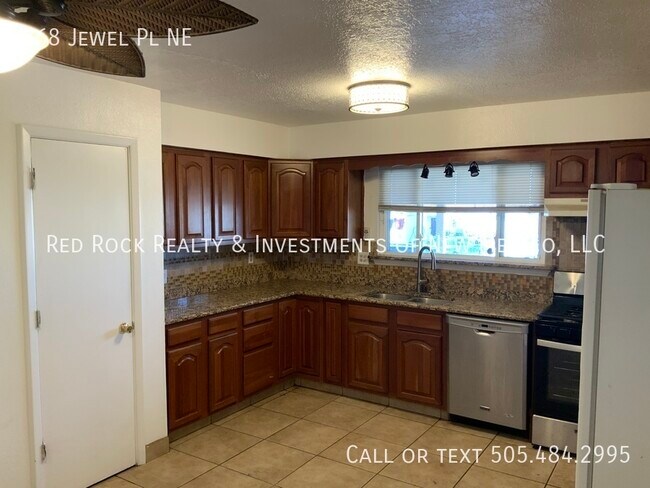 Foto del edificio - 768 Jewel Pl NE