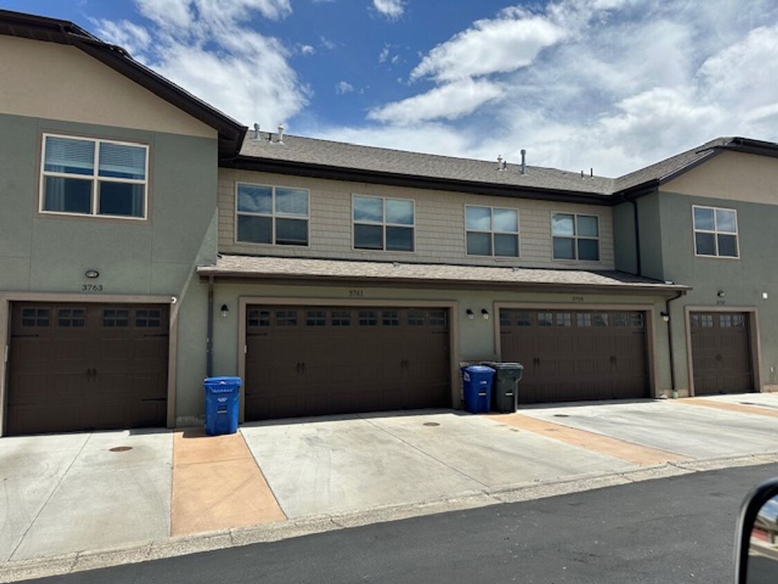 Foto principal - Newer town home in Elko