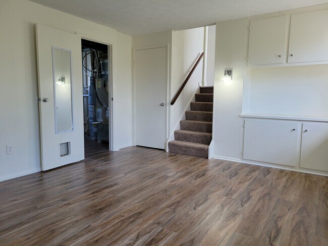 Building Photo - 5921 Mt Royal Dr