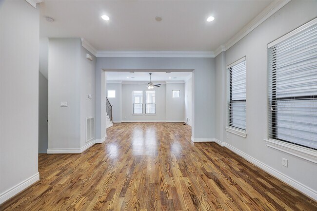 Foto del edificio - 3245 Maxroy St