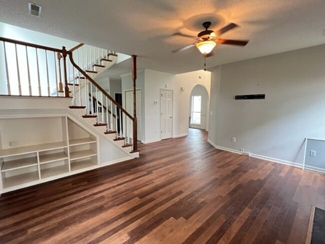 Building Photo - 3 Bedroom 2.5 Bath House in Sweetgrass - M...