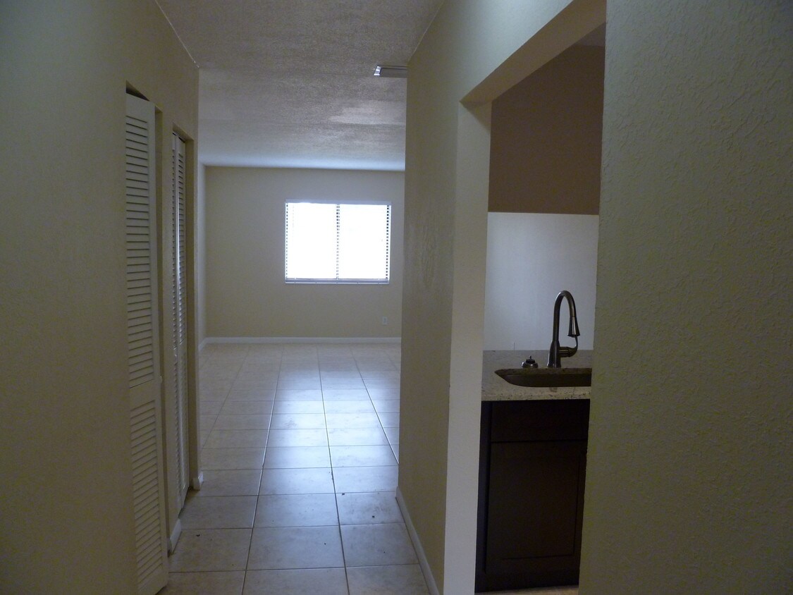 Primary Photo - 5105 Palm Hill Dr